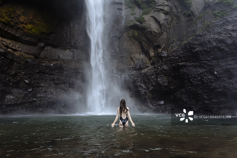 印度尼西亚巴厘岛塞库姆普尔瀑布沐浴的年轻女人图片素材