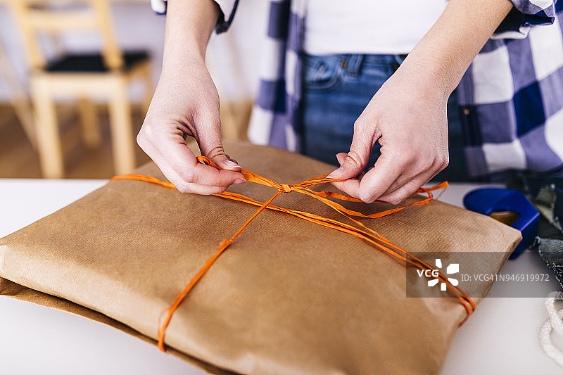 包装包裹的女人特写图片素材