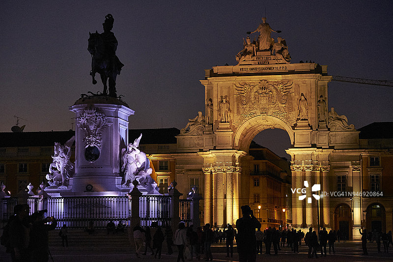 葡萄牙里斯本商业广场国王何塞骑马雕像和奥古斯塔街凯旋门夜景图片素材