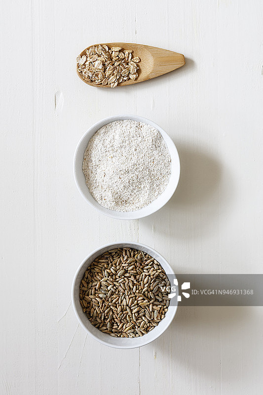 白底黑麦片、黑麦粉和黑麦粒图片素材