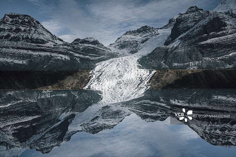 加拿大不列颠哥伦比亚省落基山脉罗布森山省立公园，弗雷泽-乔治堡H区伯格湖冰川多次曝光图片素材