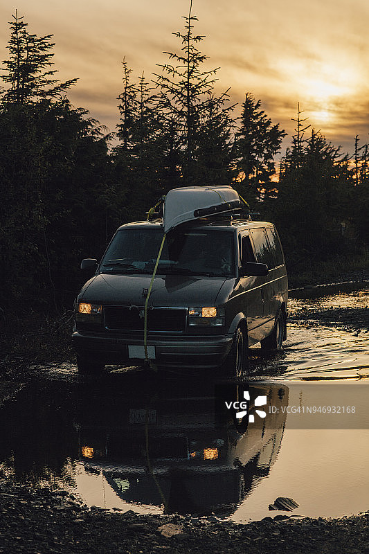 加拿大不列颠哥伦比亚省鲁珀特王子，清晨车辆驶过水坑图片素材