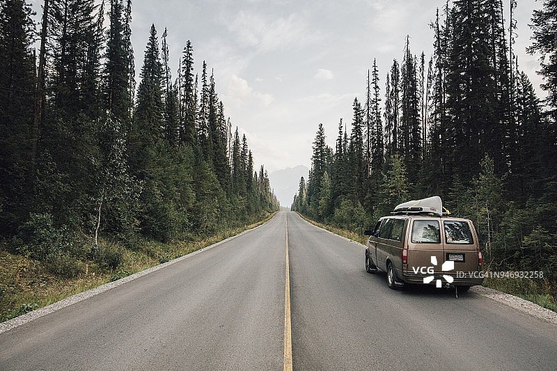加拿大不列颠哥伦比亚省幽鹤国家公园翡翠湖路上的厢型车图片素材
