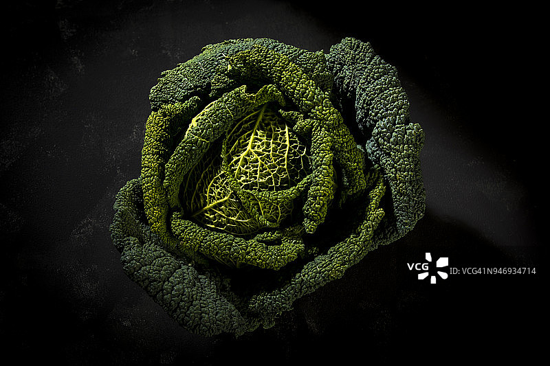 深色背景上的皱叶甘蓝图片素材