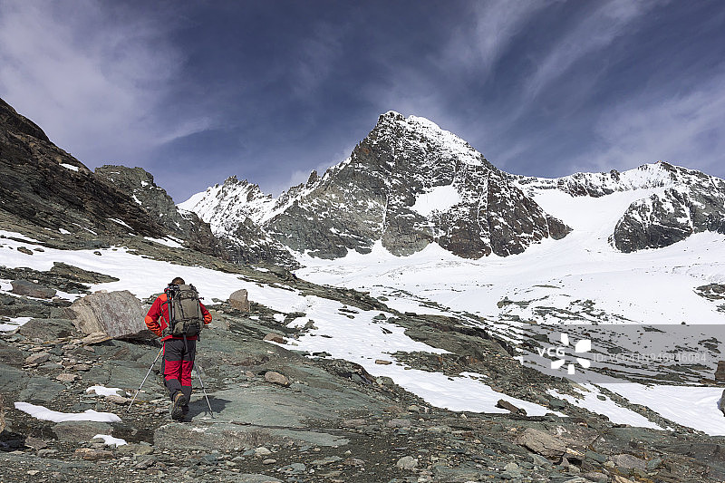 登山者在通往奥地利阿尔卑斯山格罗斯格洛克纳山的漫长道路上图片素材