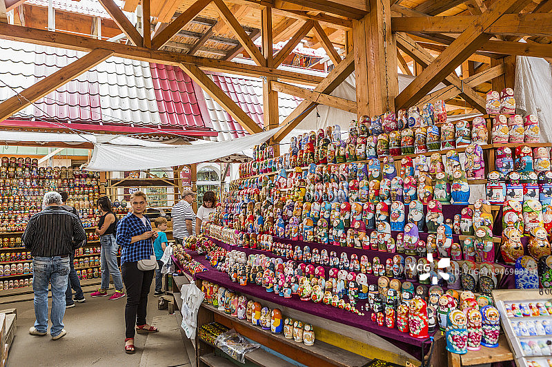 伊兹迈洛娃区跳蚤市场的套娃销售图片素材