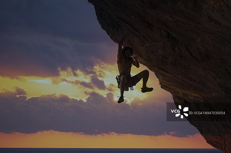 攀岩者在海边岩壁上图片素材