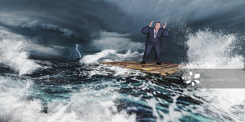 在暴风雨中乘木筏出海的商人图片素材