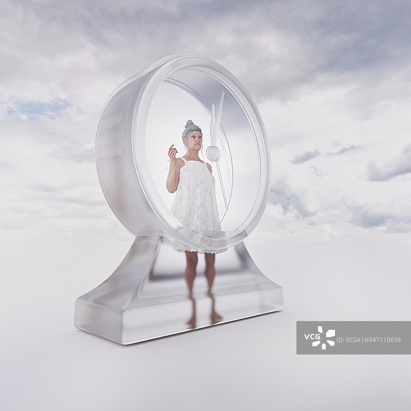 时间陷阱：玻璃钟内的中年妇女图片素材