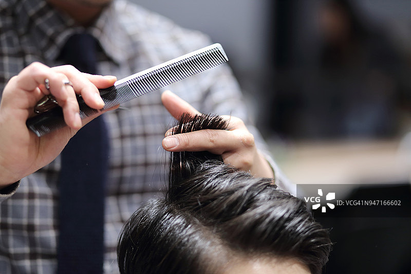 理发师为男人理发，手部特写图片素材