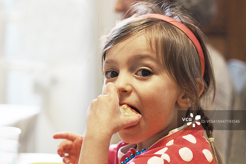 四岁女孩生日派对上吃蛋糕图片素材