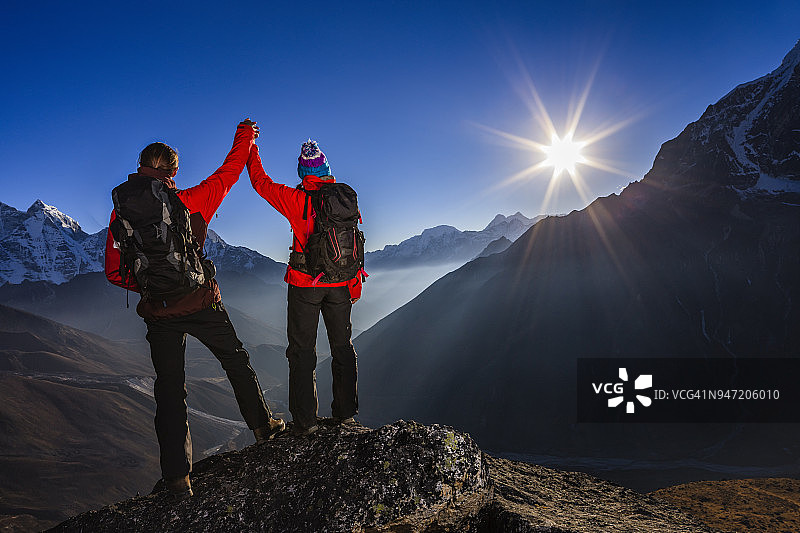 情侣在喜马拉雅山珠穆朗玛峰国家公园观看日落图片素材