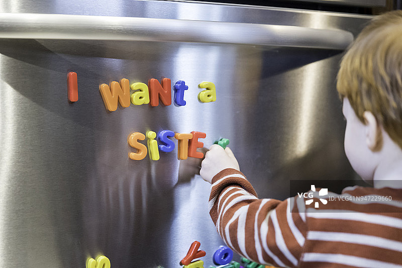 冰箱上用磁性字母拼写的姐妹情深留言图片素材