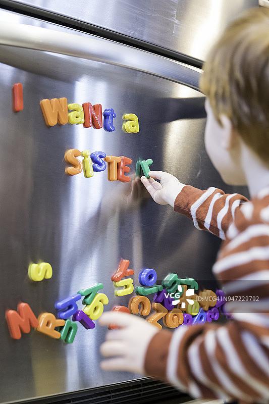 冰箱上用磁性字母拼写的姐妹情深留言图片素材