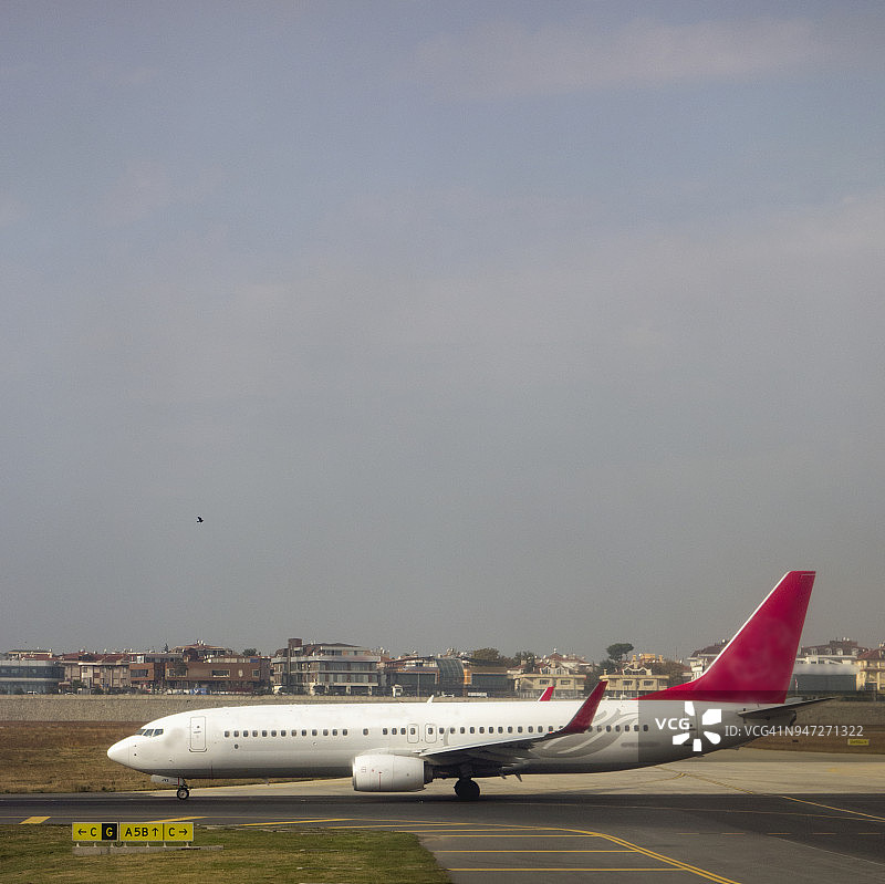 亚洲土耳其伊斯坦布尔机场跑道上的喷气式飞机（2017年）图片素材