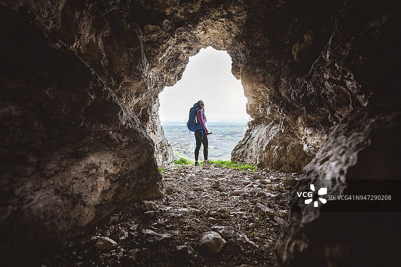 徒步者探索洞穴图片素材