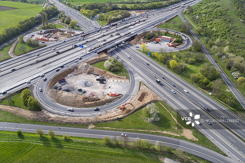 公路，苜蓿叶形立交桥与大型建筑工地图片素材