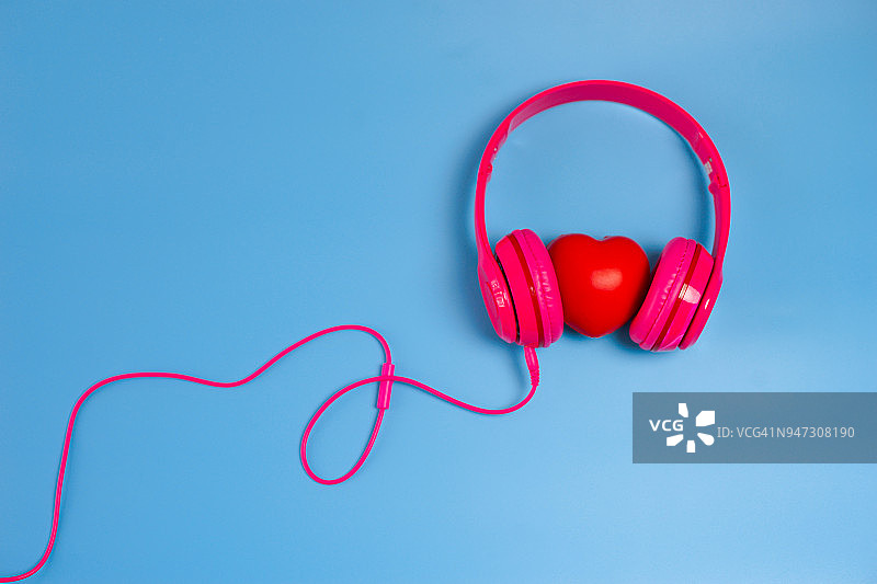 蓝色背景上的耳机红心图片素材