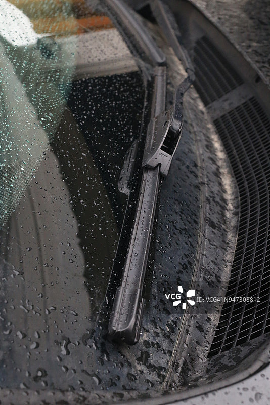 车辆挡风玻璃雨刮器的特写图片素材