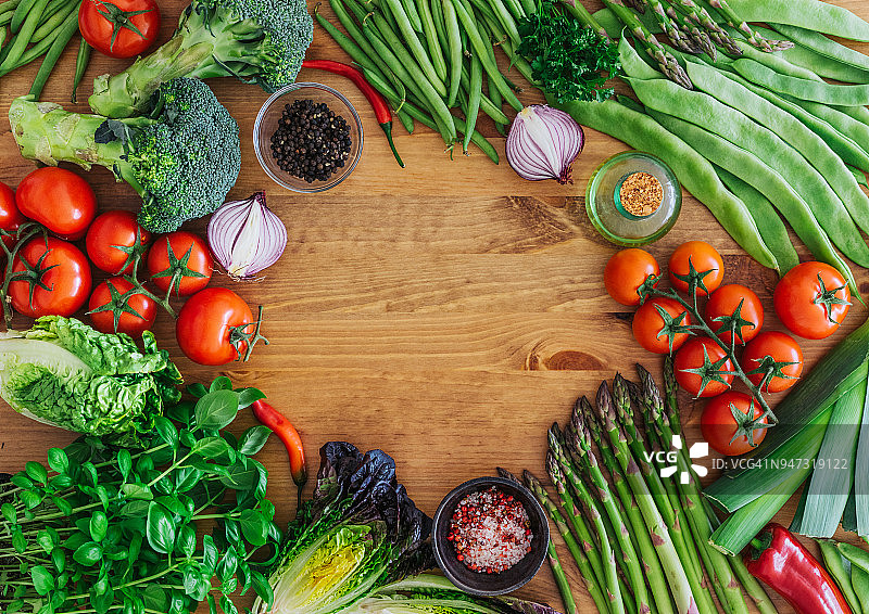 木质背景上的新鲜有机蔬菜图片素材