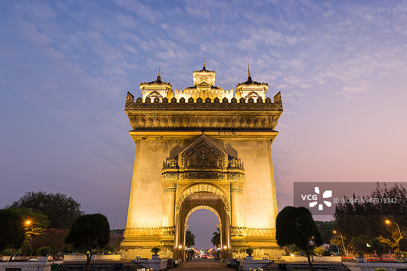 老挝万象勃图赛（凯旋门）战争纪念碑的正面景观图片素材