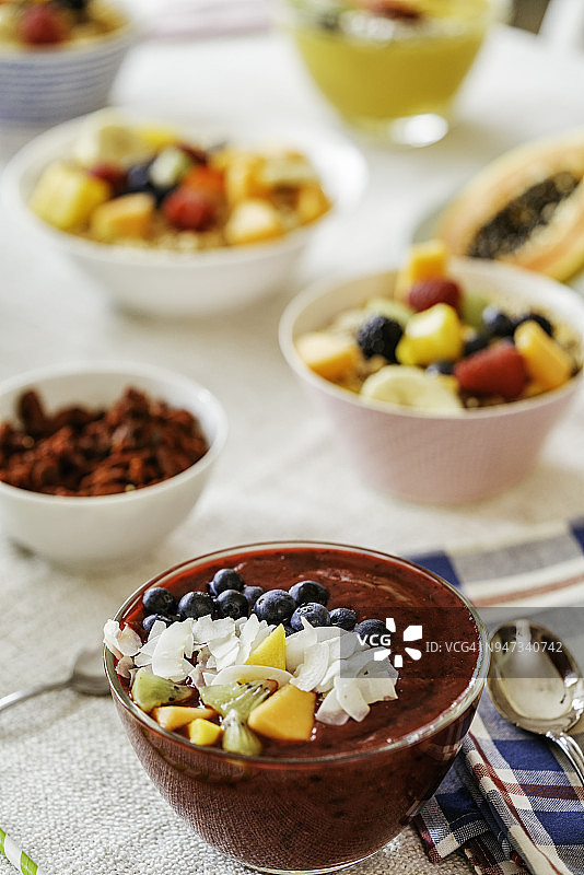 含超级食物的红色浆果早餐冰沙图片素材