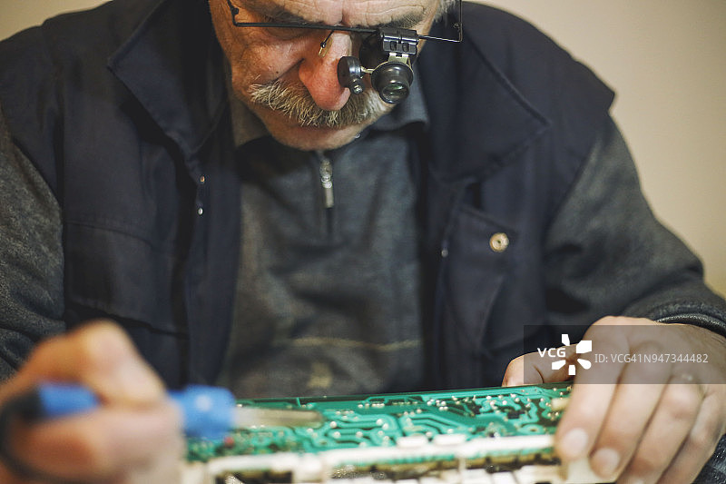 男人修理主板图片素材