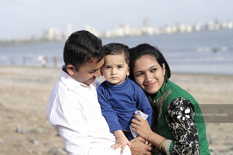 在孟买的印度家庭和婴儿图片素材