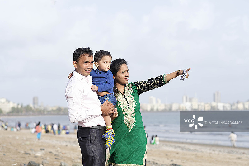 在孟买的印度家庭和婴儿图片素材