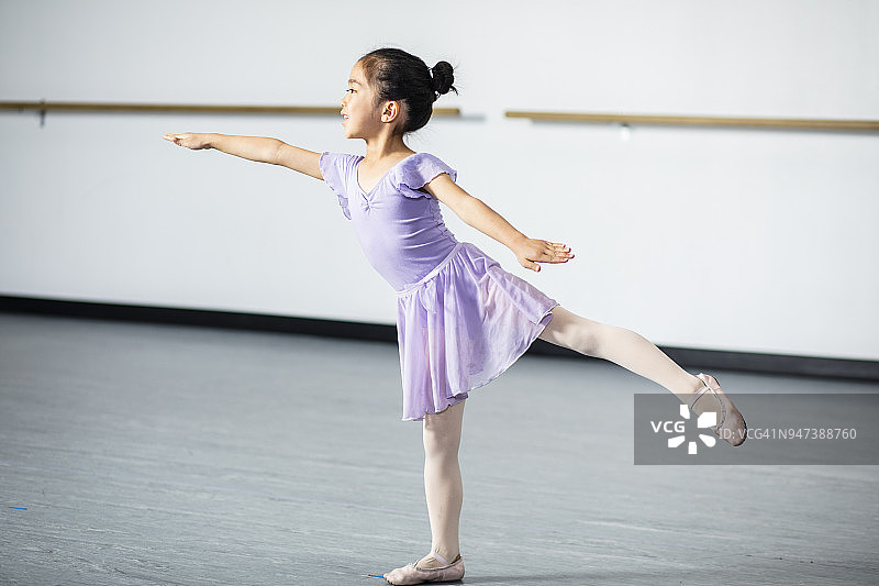 在舞蹈工作室练习的芭蕾舞女图片素材