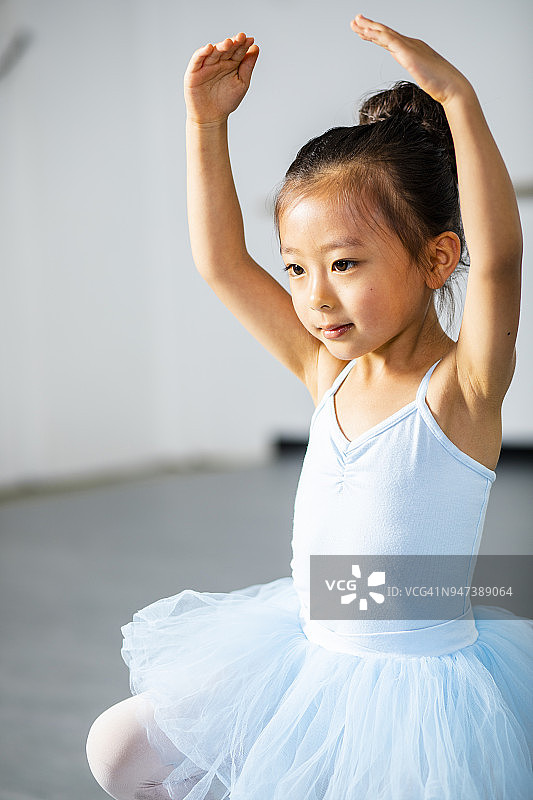 在舞蹈工作室练习的芭蕾舞女图片素材