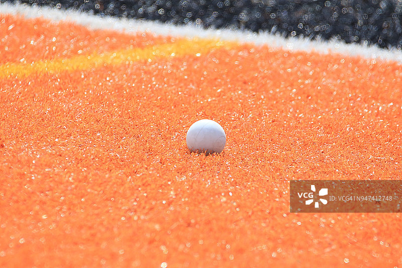 彩色人造草坪上的曲棍球特写图片素材