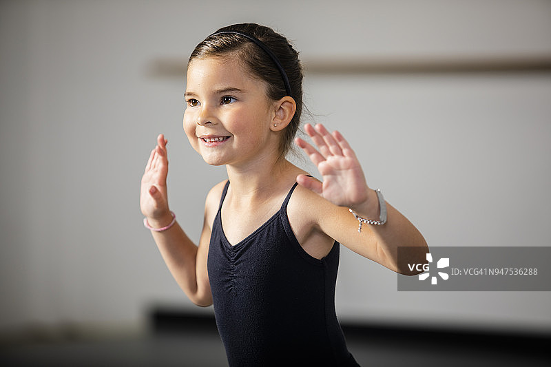 表演音乐剧的小女孩图片素材