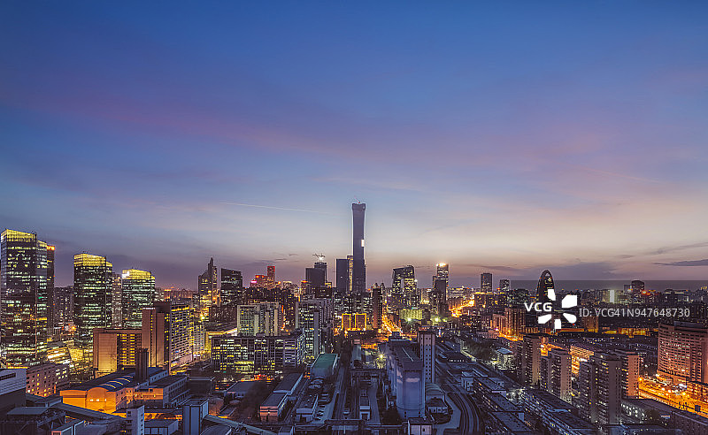 夜晚的北京中央商务区高楼大厦天际线，中国城市景观图片素材