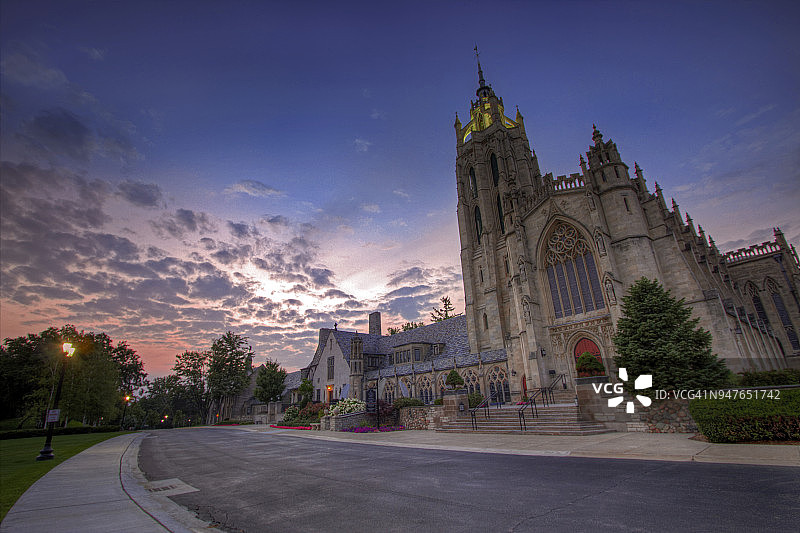 黄昏时分美丽的教堂图片素材
