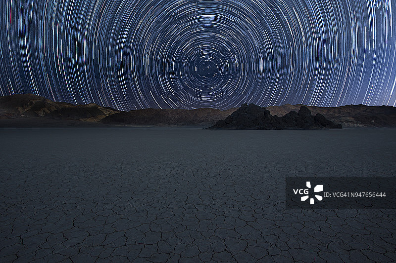 死亡谷赛道上的星轨图片素材