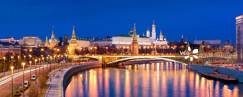 莫斯科克里姆林宫和莫斯科河黄昏时分全景图片素材