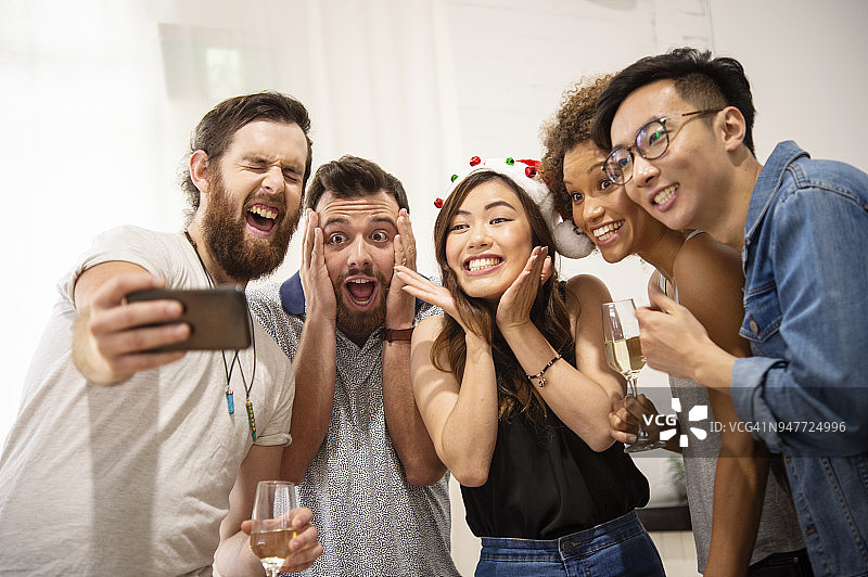 朋友们在圣诞派对上自拍图片素材