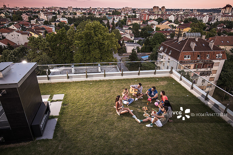 朋友们在顶层公寓阳台上欢聚的俯视照片图片素材