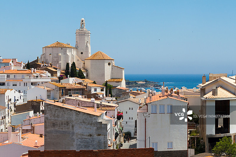 西班牙 Cadaques 白色乡村房屋和教堂塔楼全景图片素材