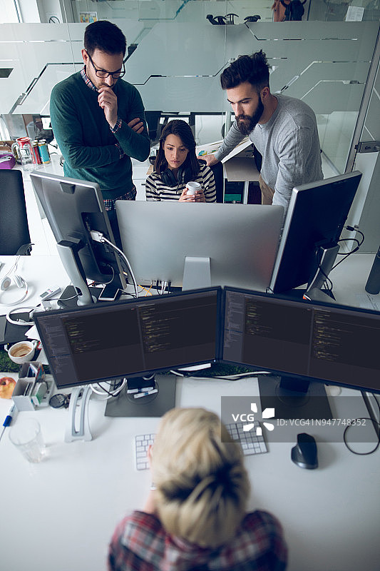 网页设计师在办公室一起工作图片素材