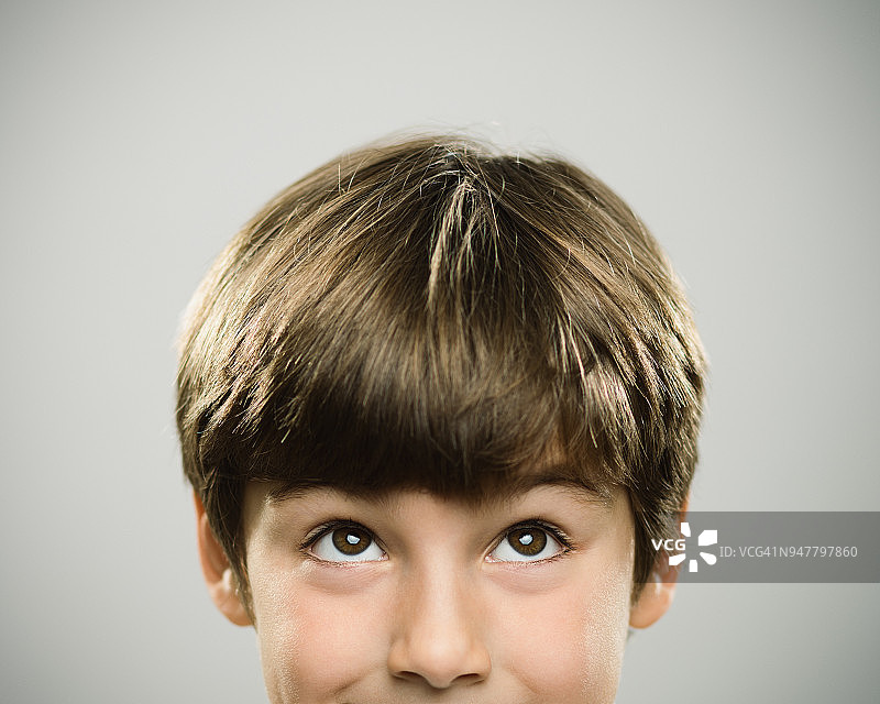 向上看的白人男孩肖像图片素材