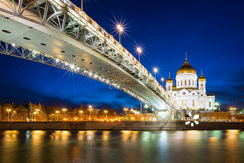 俄罗斯莫斯科救世主主教座堂和莫斯科河图片素材