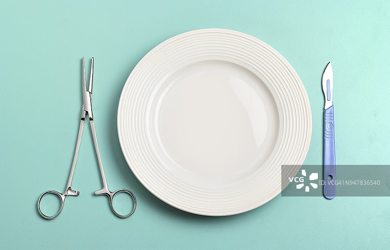 医院食品与医用镊子和手术刀图片素材