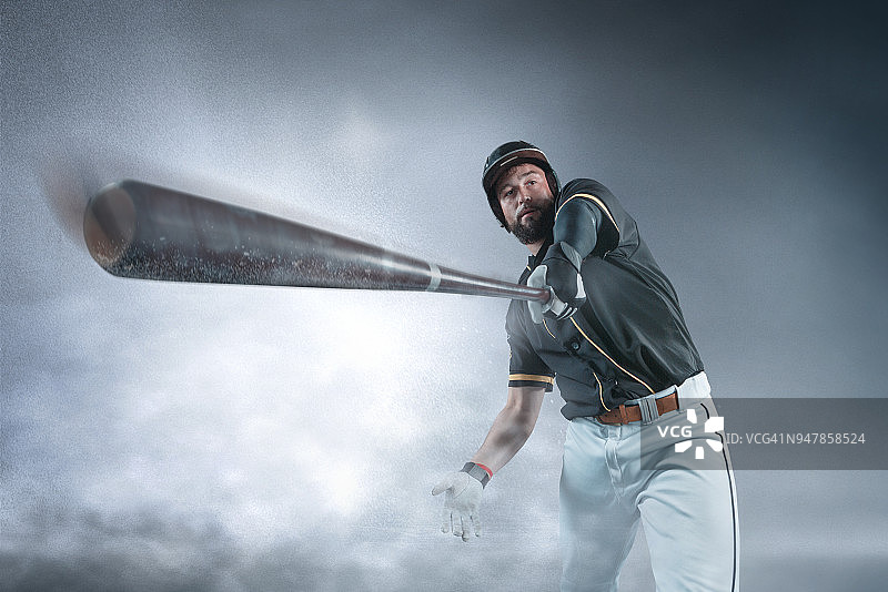 在体育场比赛的白人棒球运动员图片素材