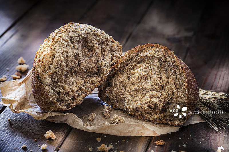 乡村木桌上的棕色面包图片素材