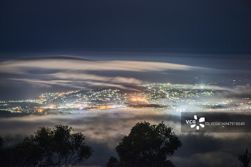 惠灵顿山上的霍巴特夜景图片素材