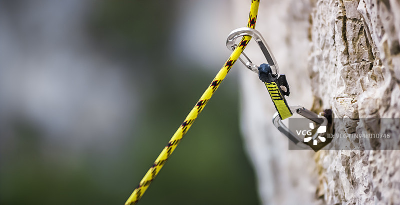 连接攀岩绳的挂钩图片素材