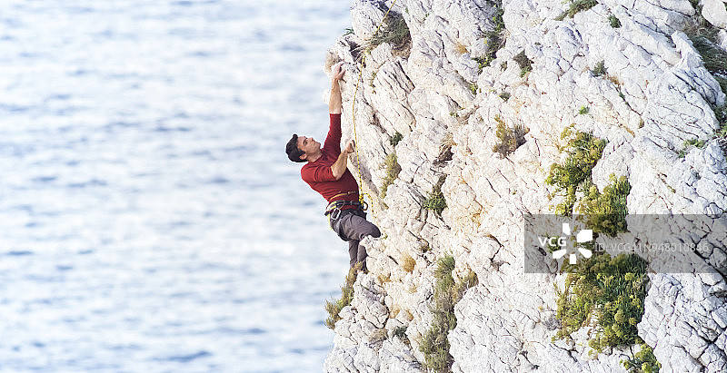 攀岩者攀登悬崖图片素材