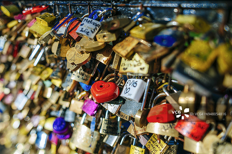 巴黎艺术桥上象征爱情的锁图片素材